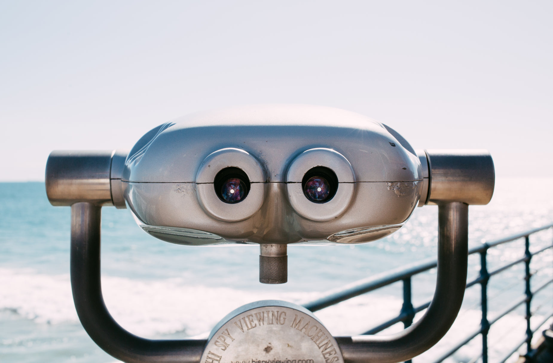a picture of an object with two eyes