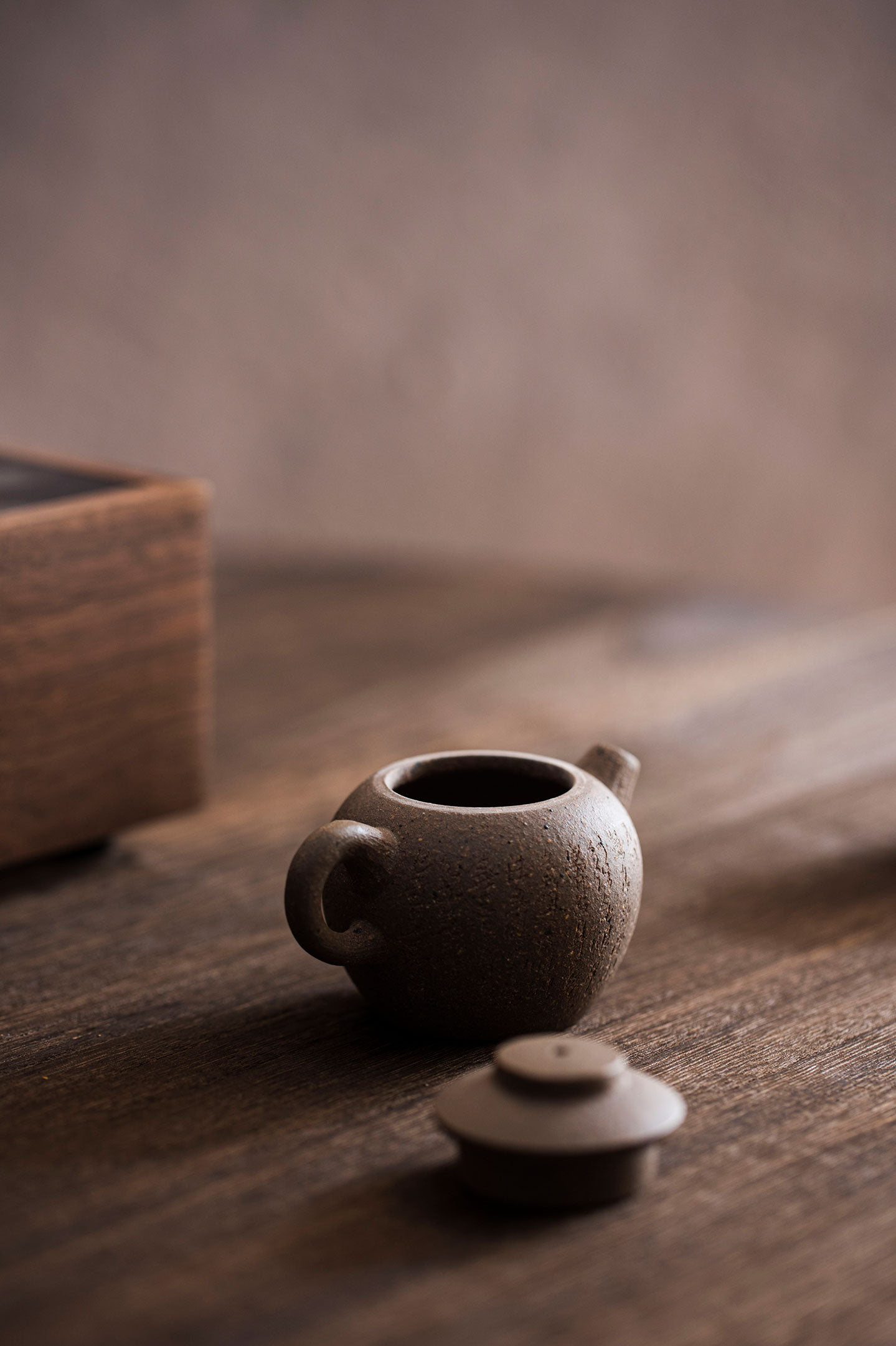 a brown pottery sitting on top of a wooden table