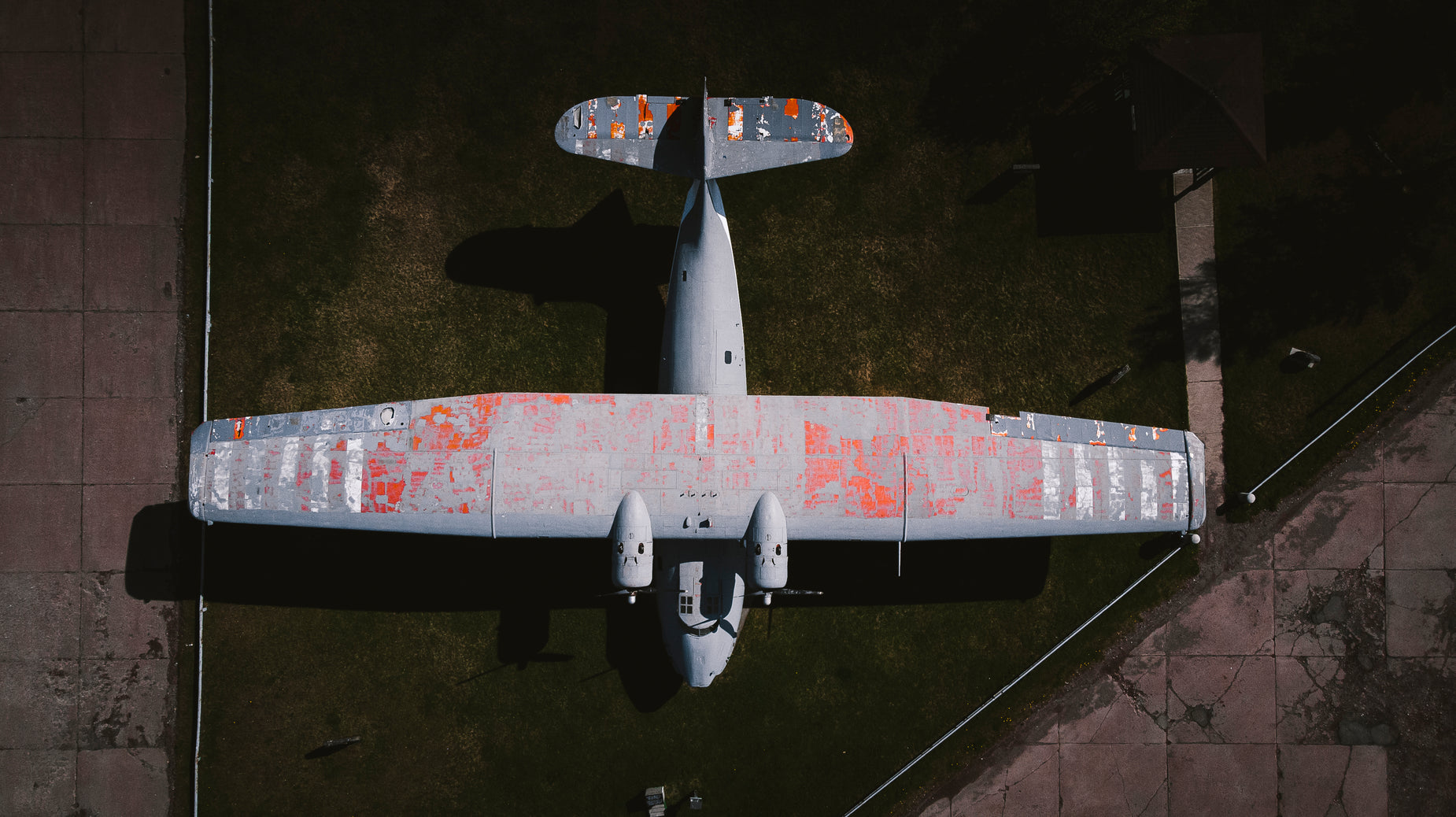 an airplane is flying overhead on the grass