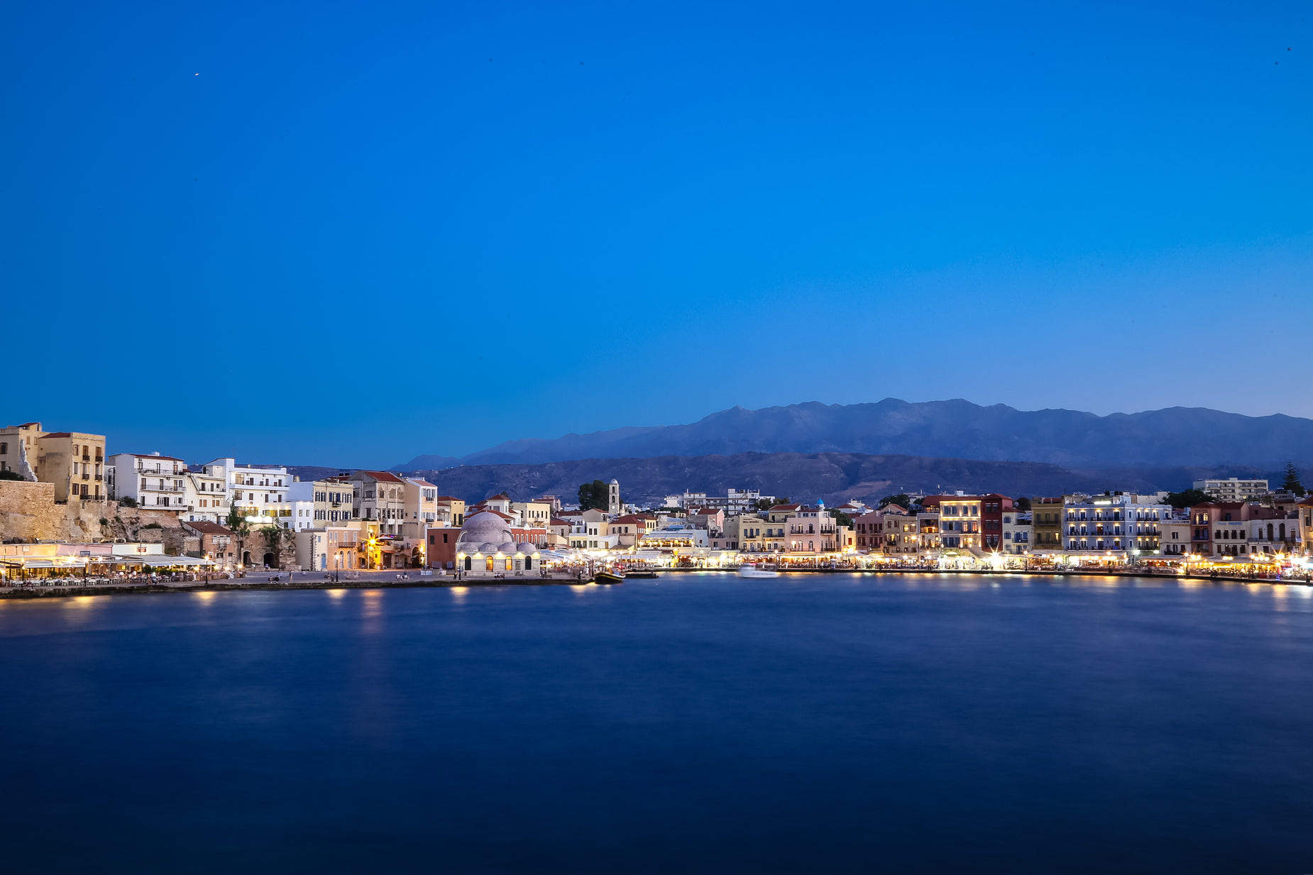 an image of a very beautiful town with water in it