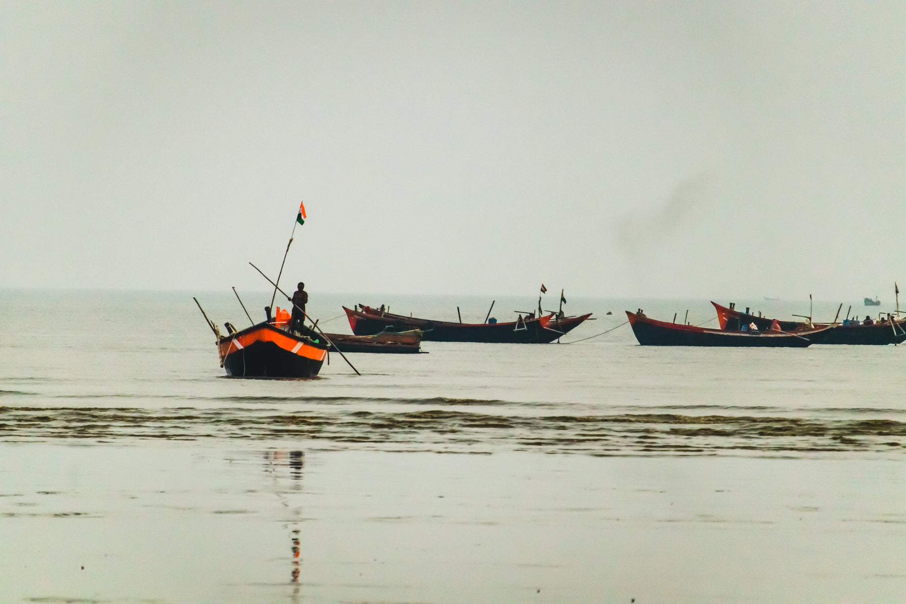 there are many boats in the water at low tide