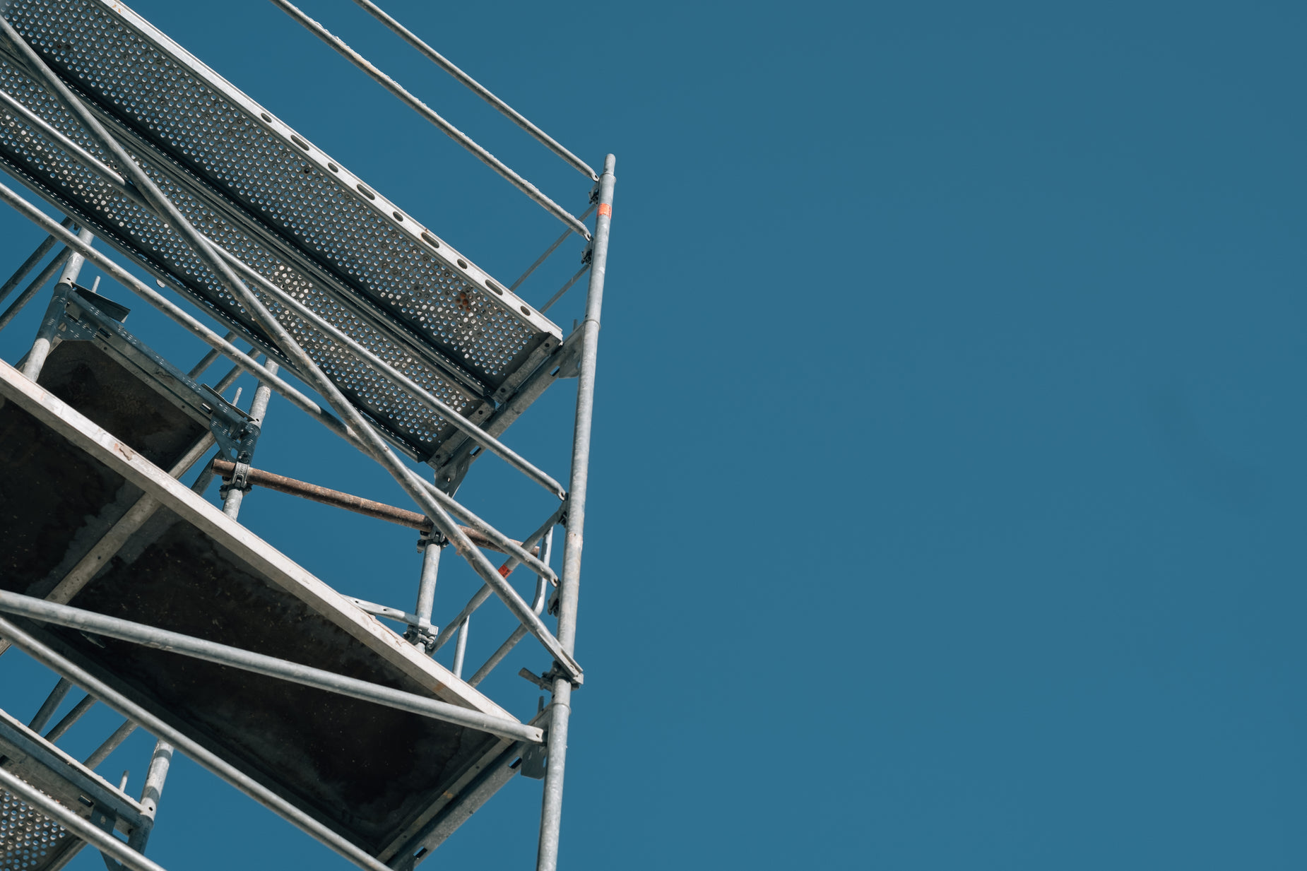 a metal scaffold that has soing on it