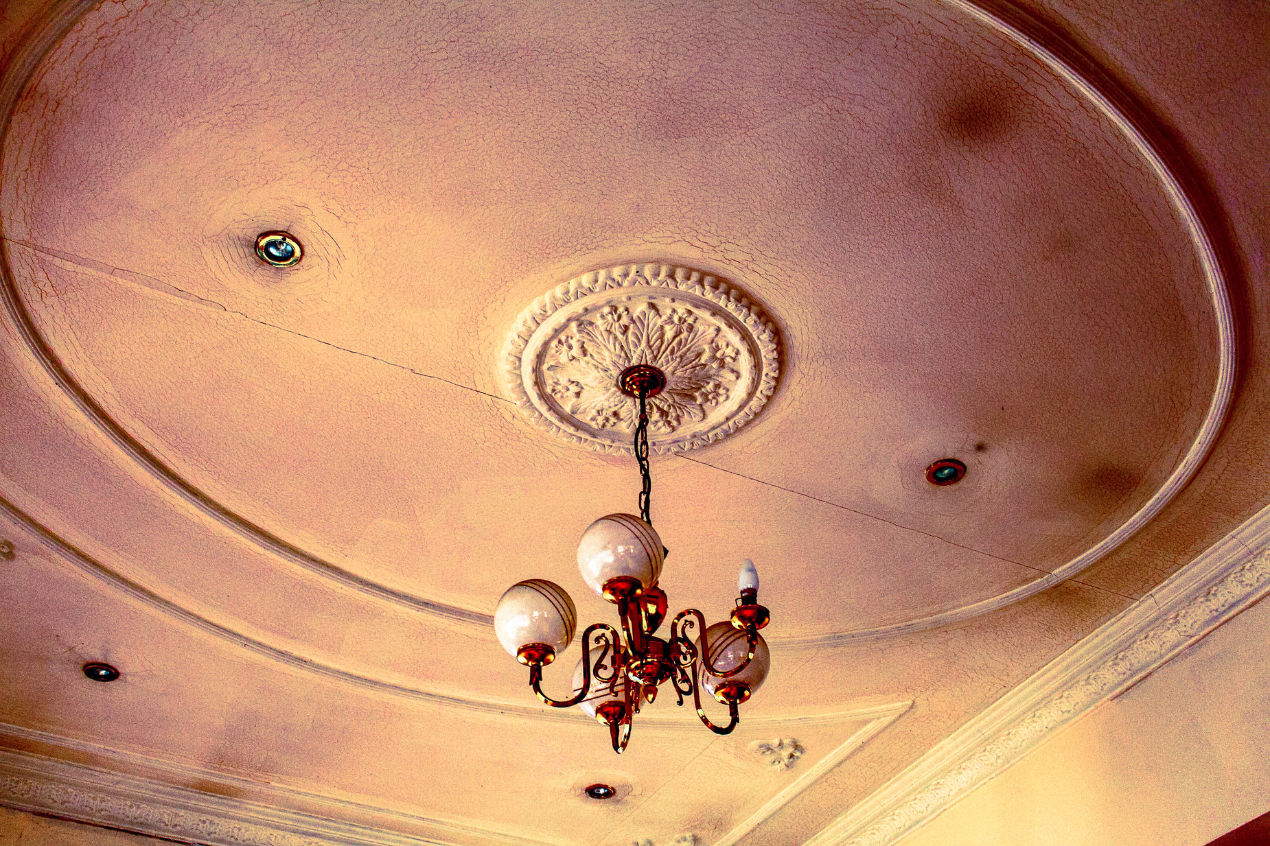 a ceiling in the corner of a room with two lamps