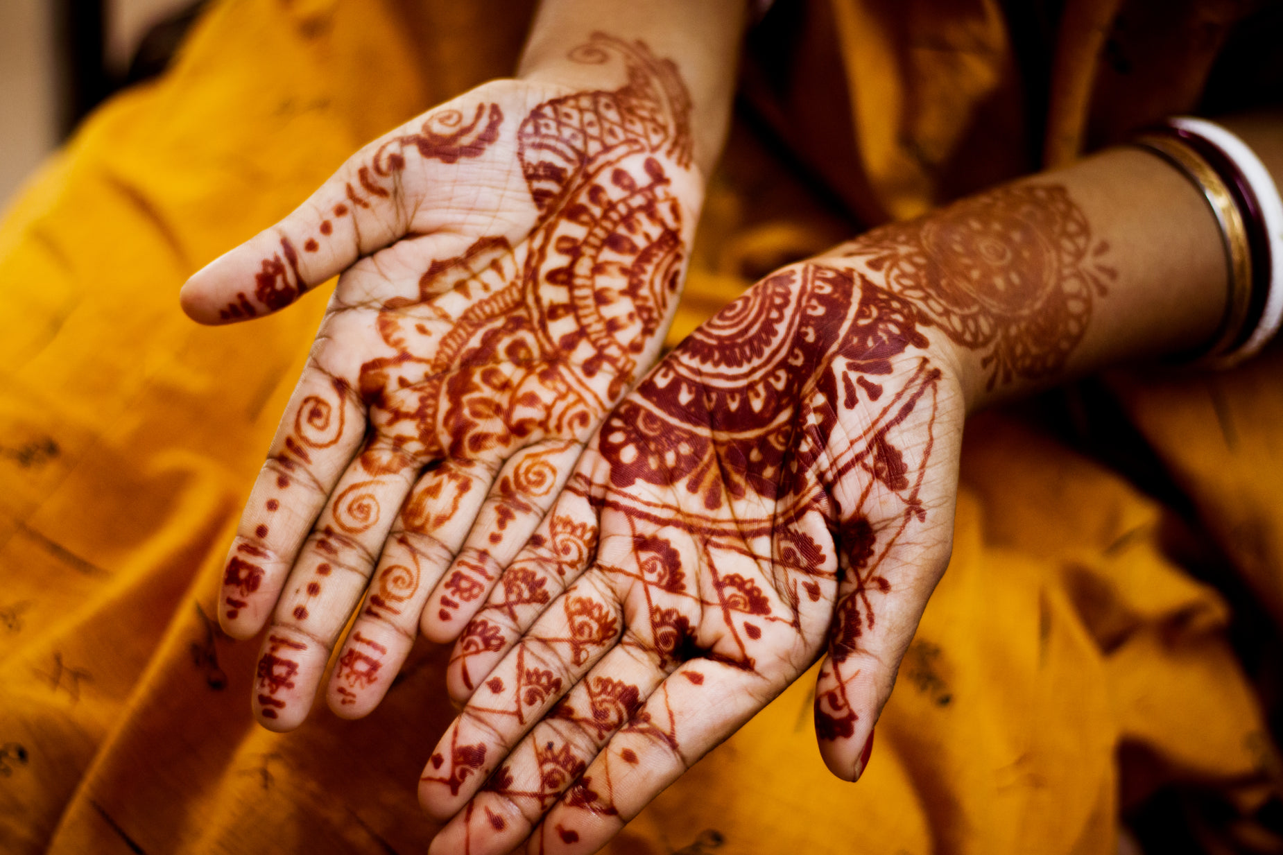 the henda on this hand looks like it is mehndi work