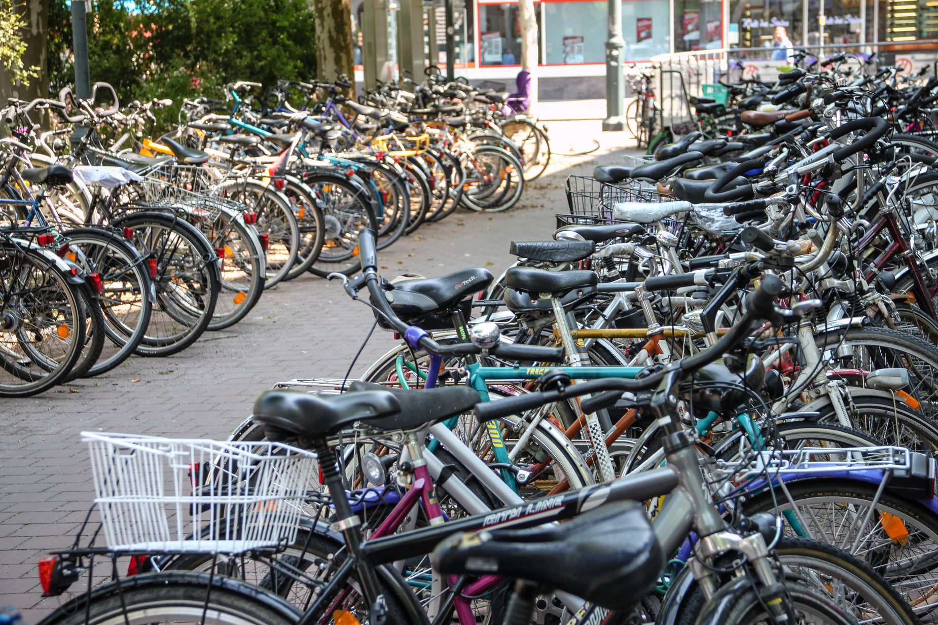 a large group of bicycles that are parked together
