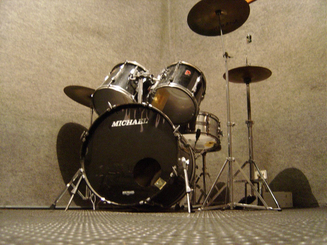 a black and silver drum set sitting in a corner