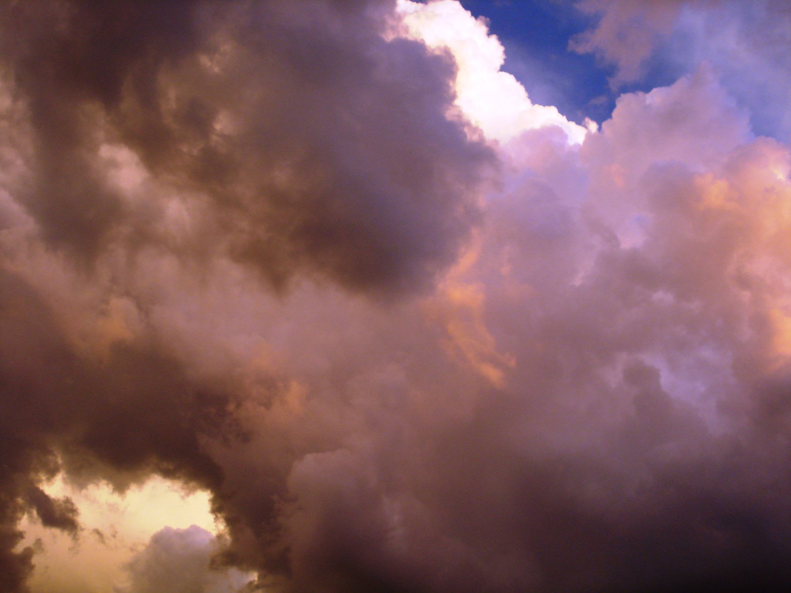 a cloudy sky that is pink and blue