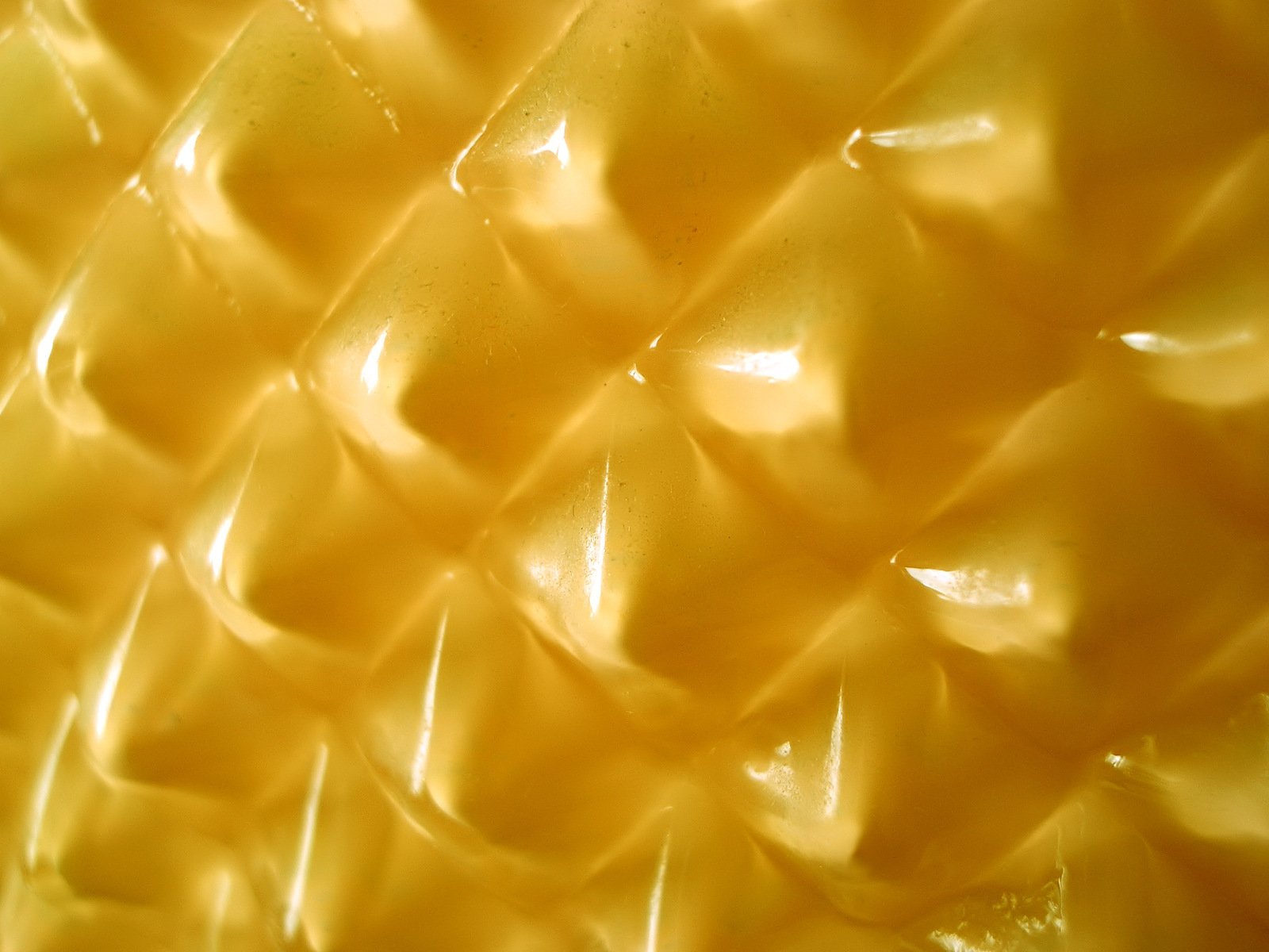 the top part of some noodles in a yellow container