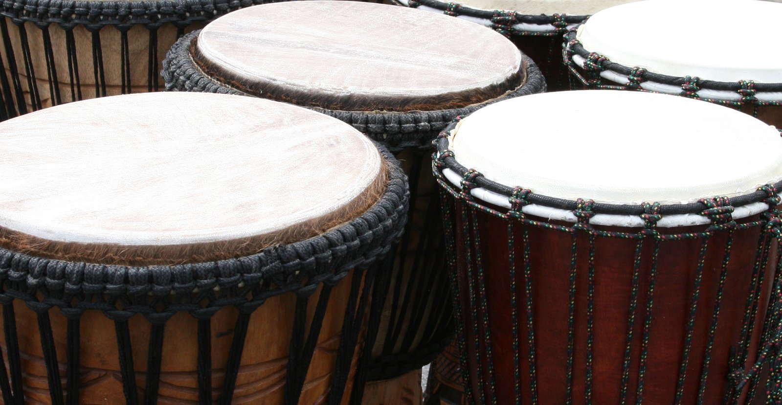 drum drums are arranged in rows on the floor