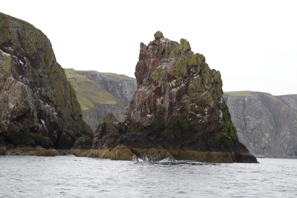 the large rocks are sticking out of the water