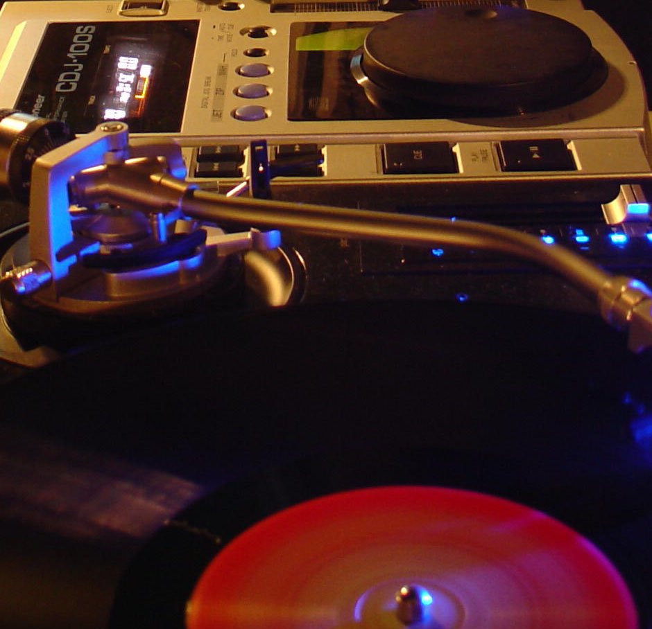 an old style turntable being used by a dj