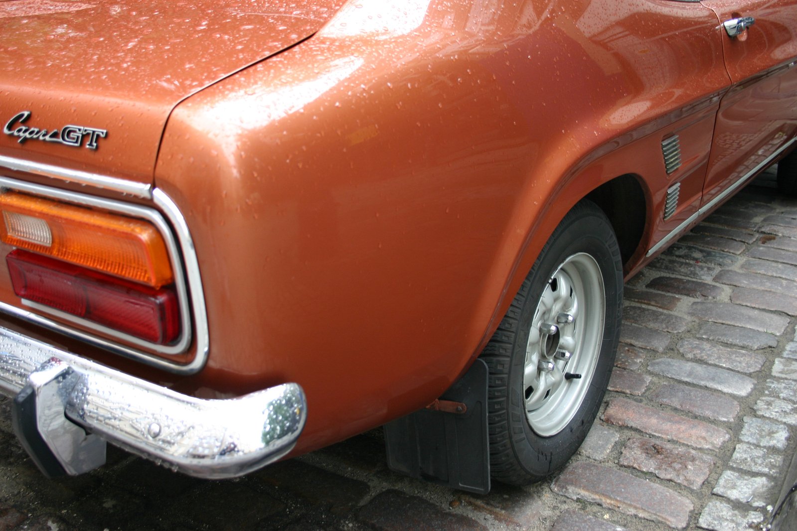 the back end of an orange vehicle with a red ke disk