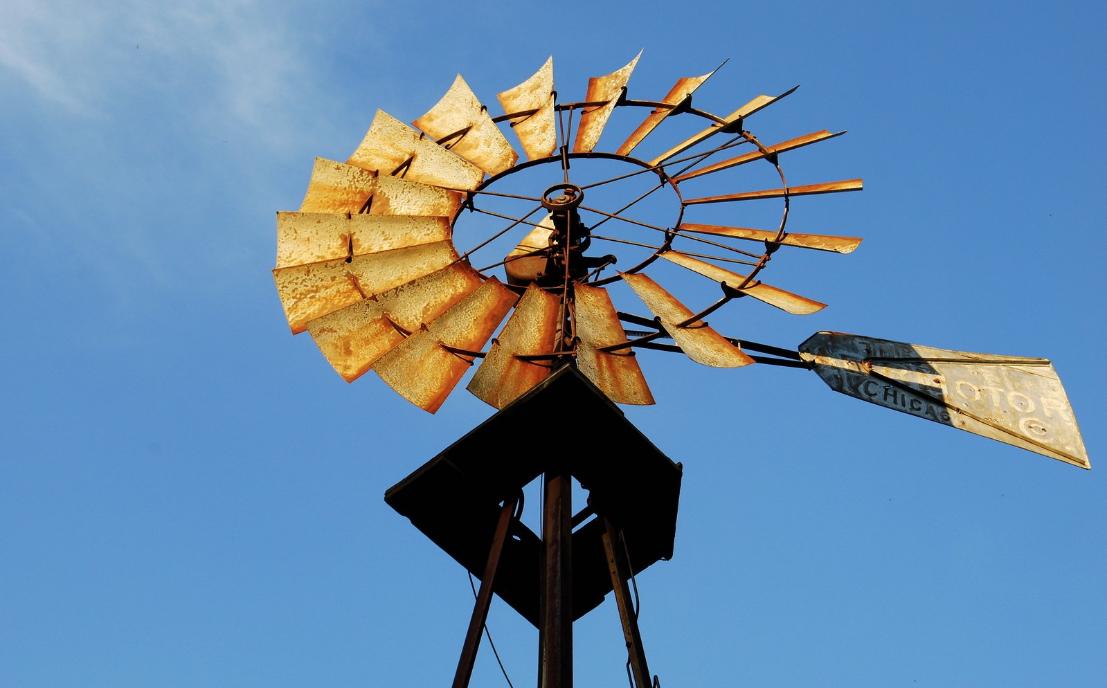 windmill spin with two wood boards and blue sky