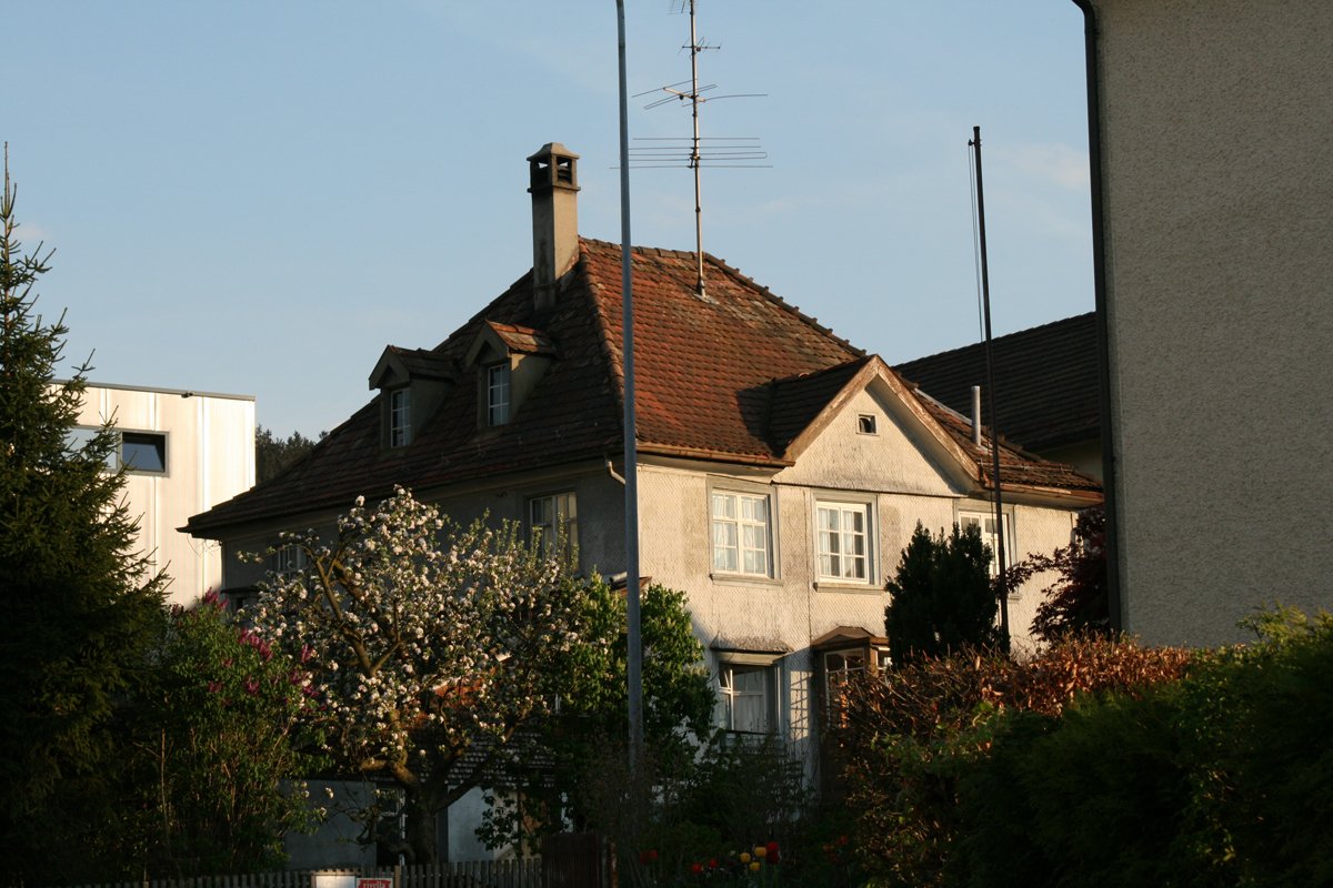 a brick building has two tall antennas on it