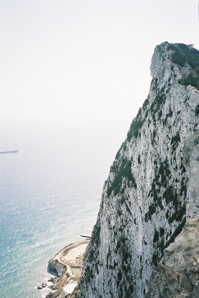 a steep cliff overlooks the ocean below