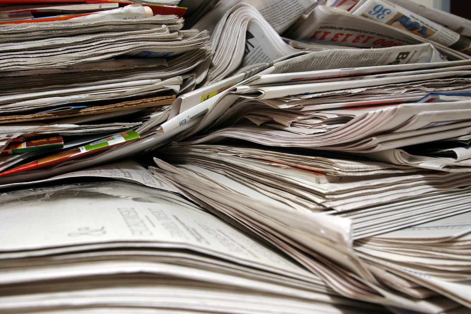 there is a large pile of newspapers that has been thrown