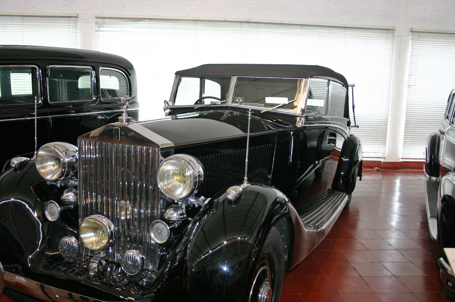 an old fashioned car sitting in a museum