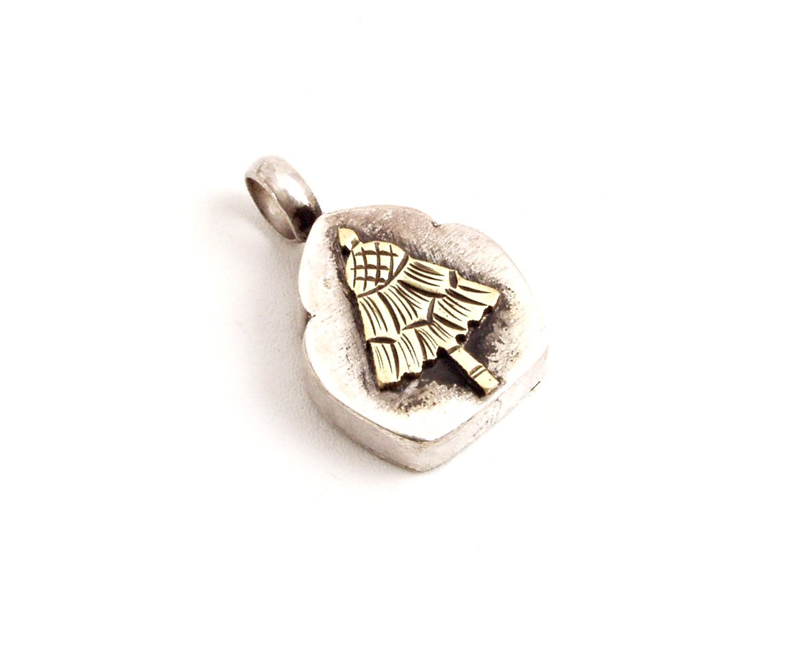 a small charm that has a picture of an eagle on it