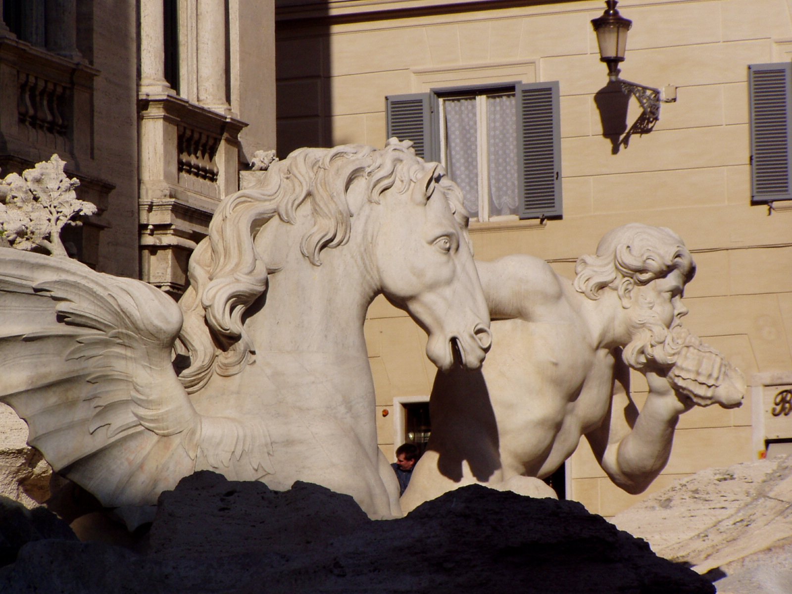 the horses and lion statues are near one another
