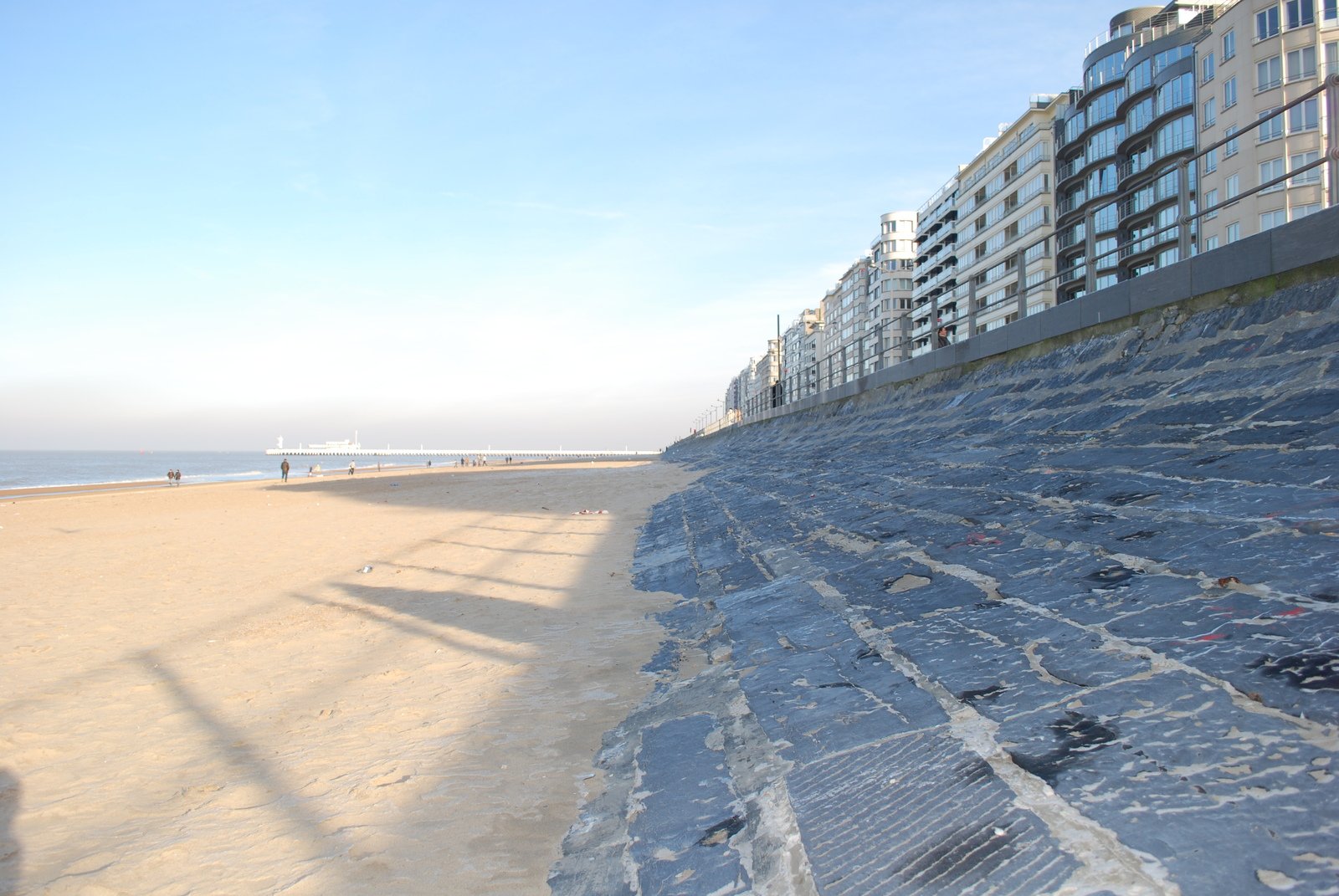 the beach and boardwalk at the ocean are next to a el