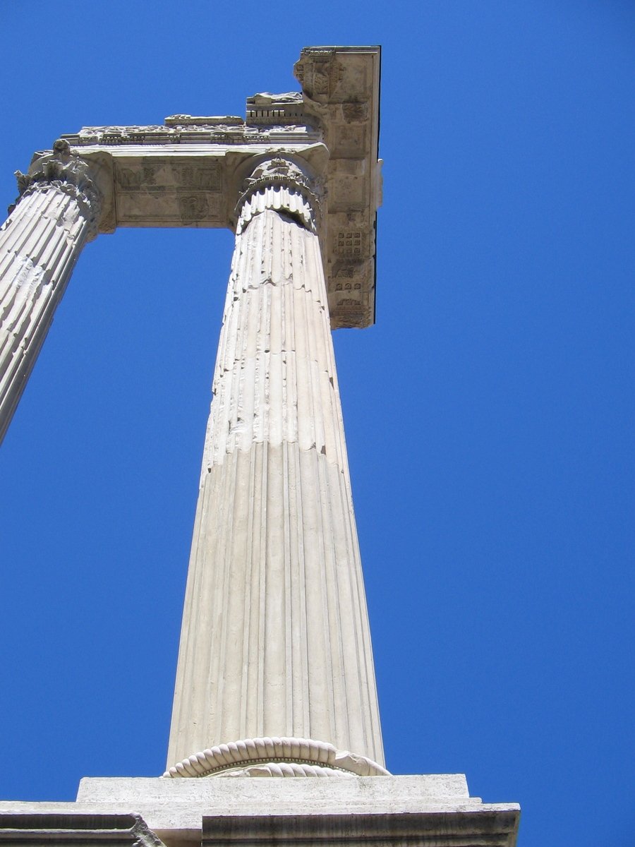 the back of a very tall white monument