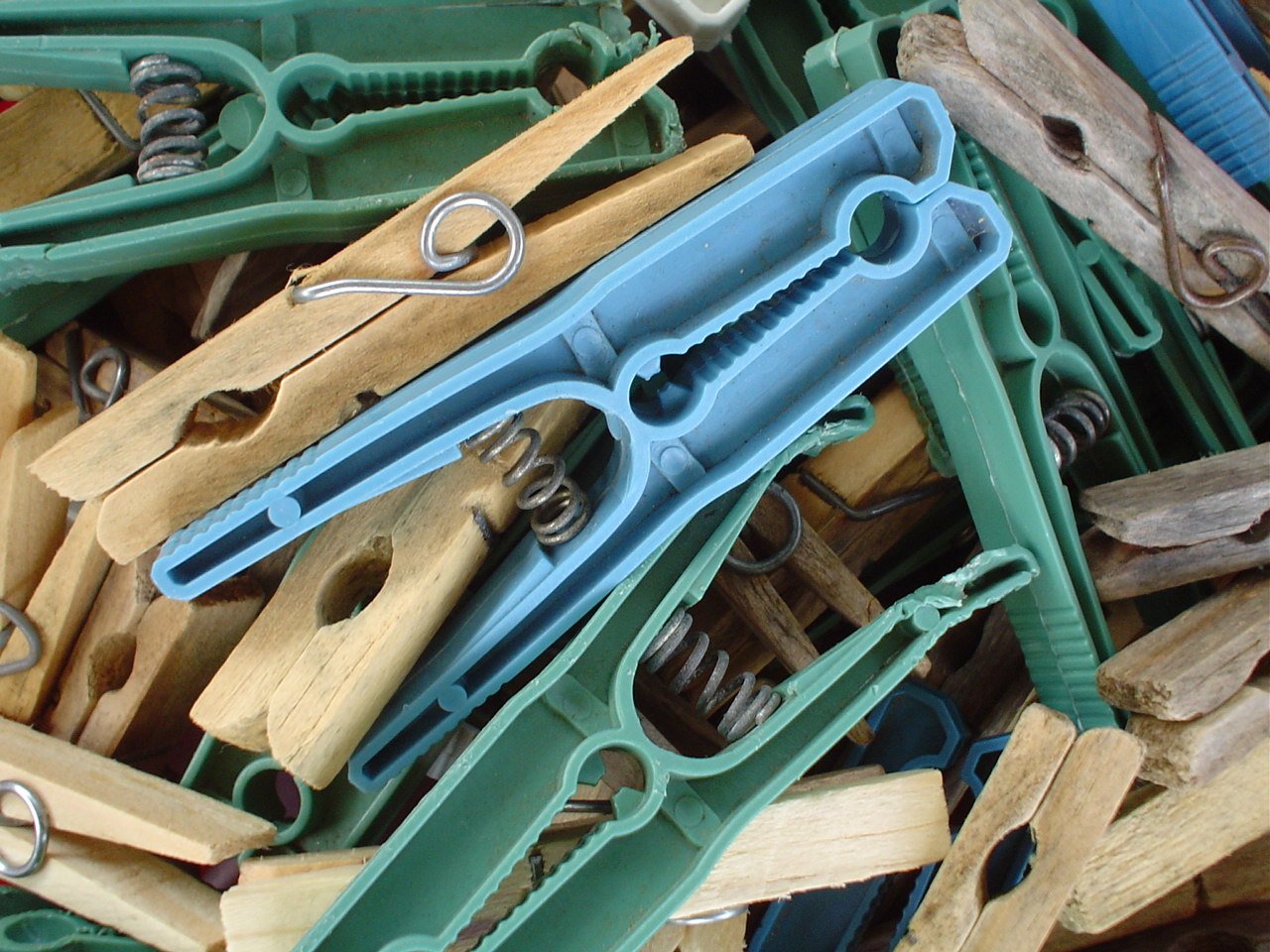 various pieces of wood and pliers sitting in different sizes