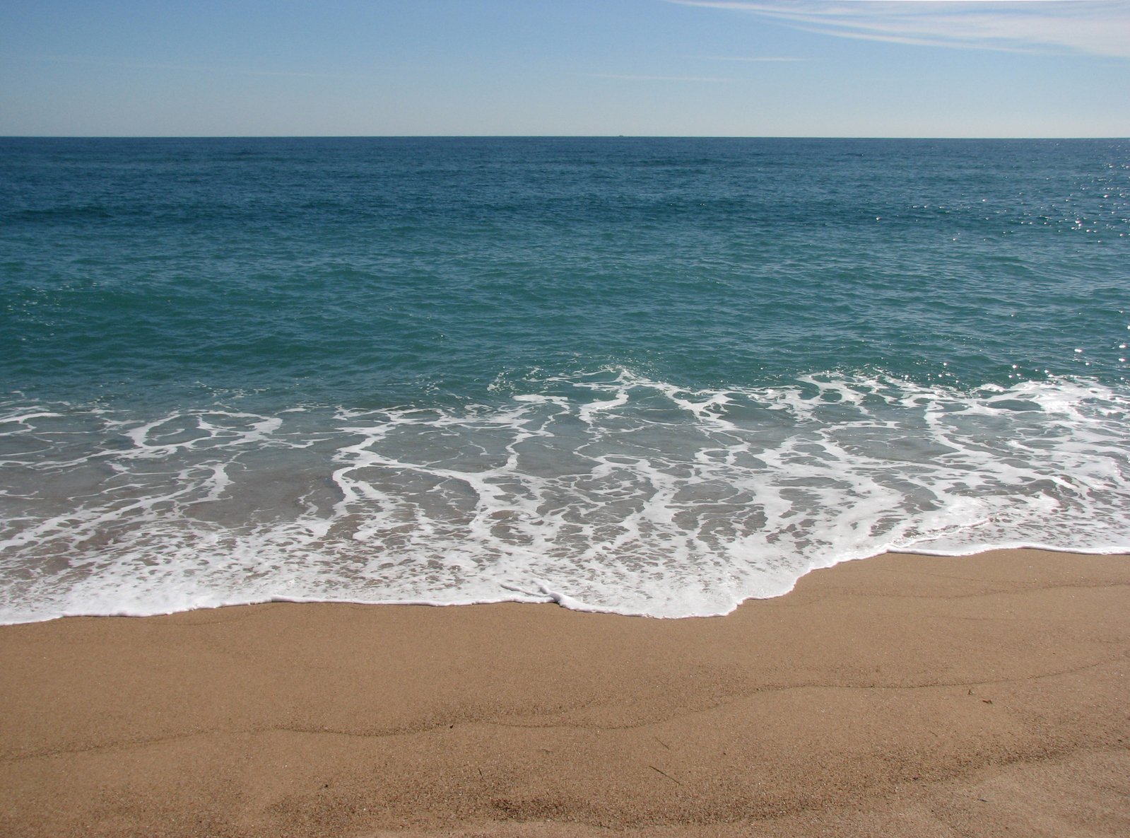 the ocean is blue and has many waves in it