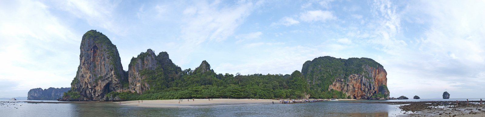 there are rocks near the water at this beach