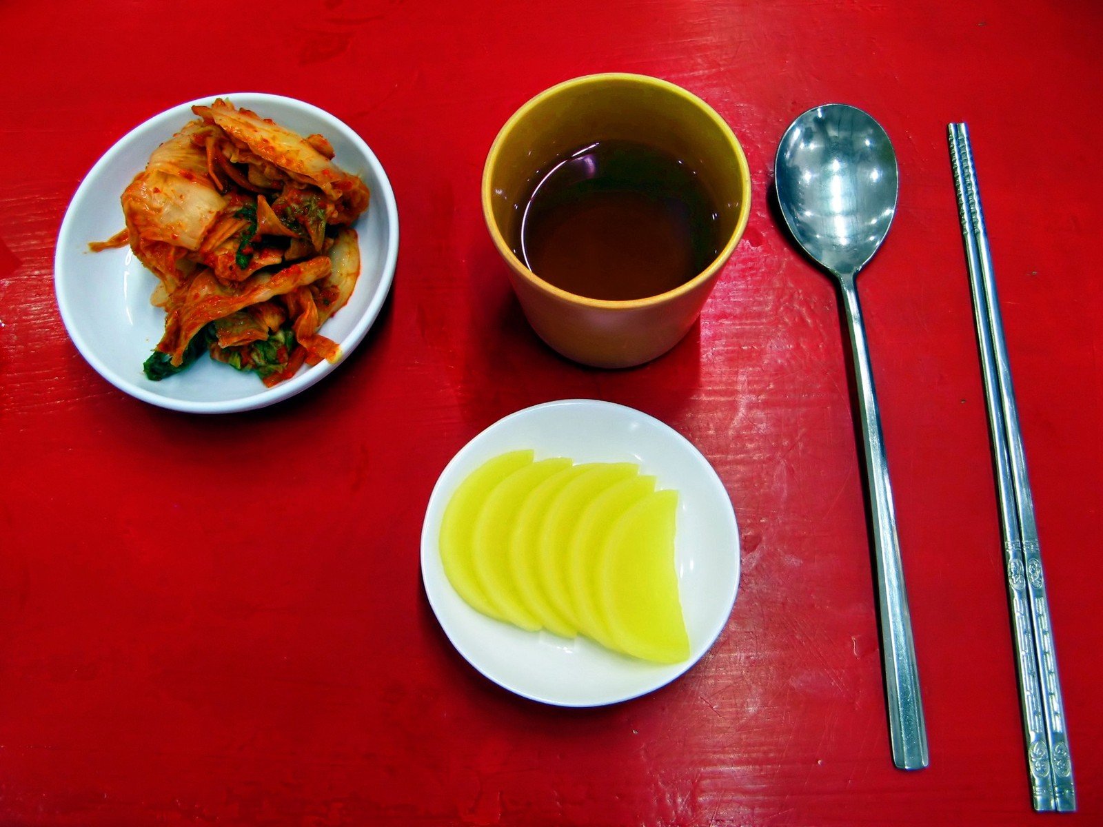 there is an asian meal on the table next to the drinks