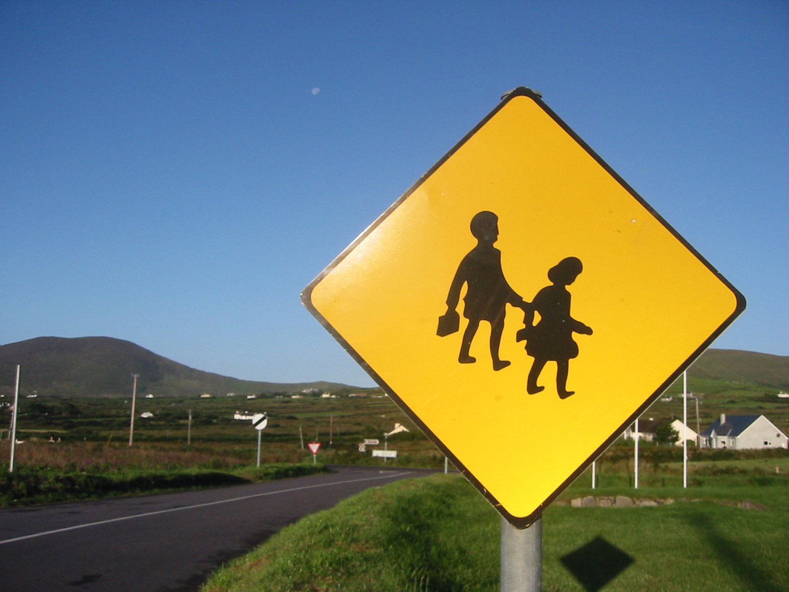 an image of a road sign that shows people crossing