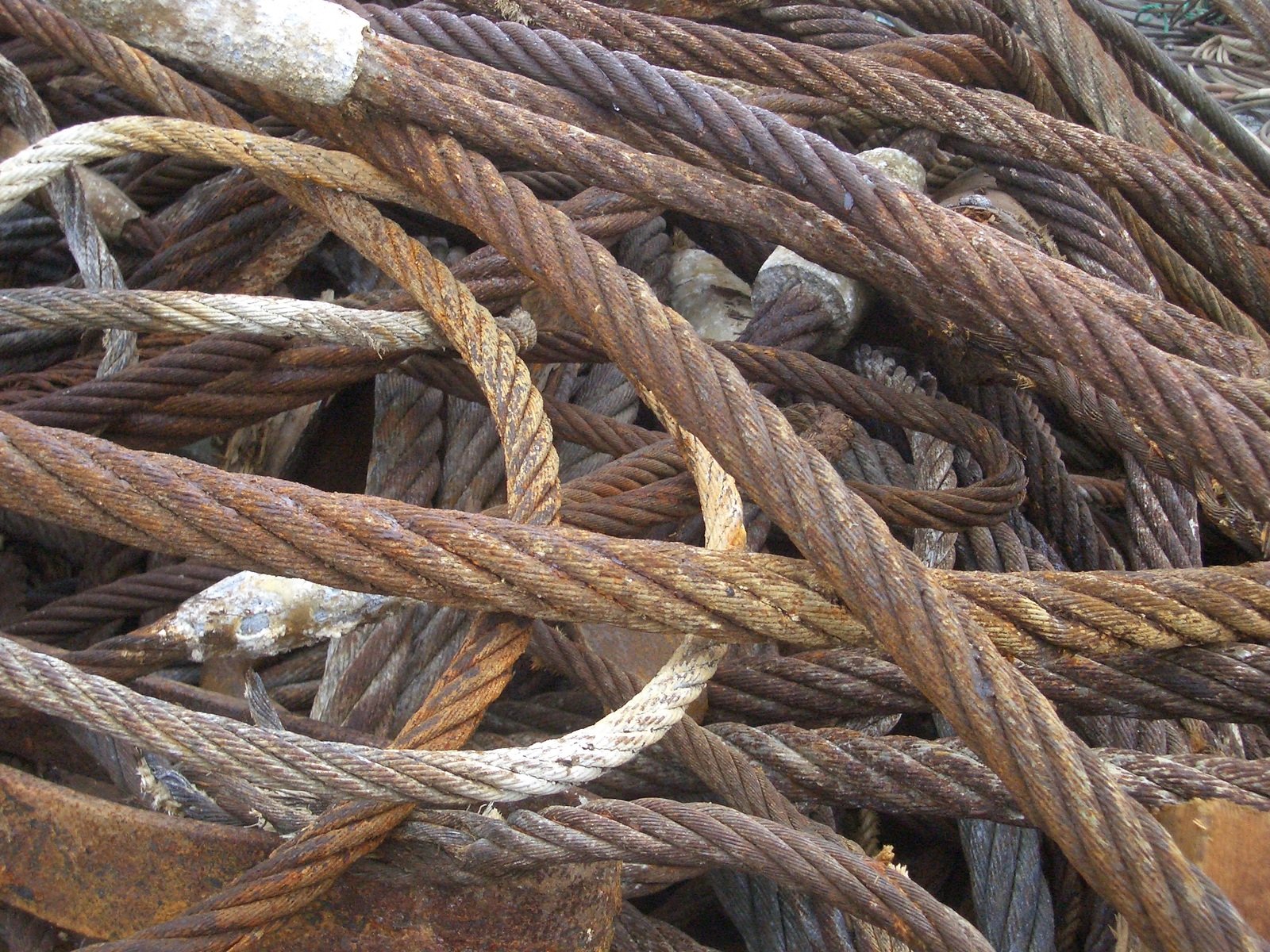 a pile of rope that has been piled together