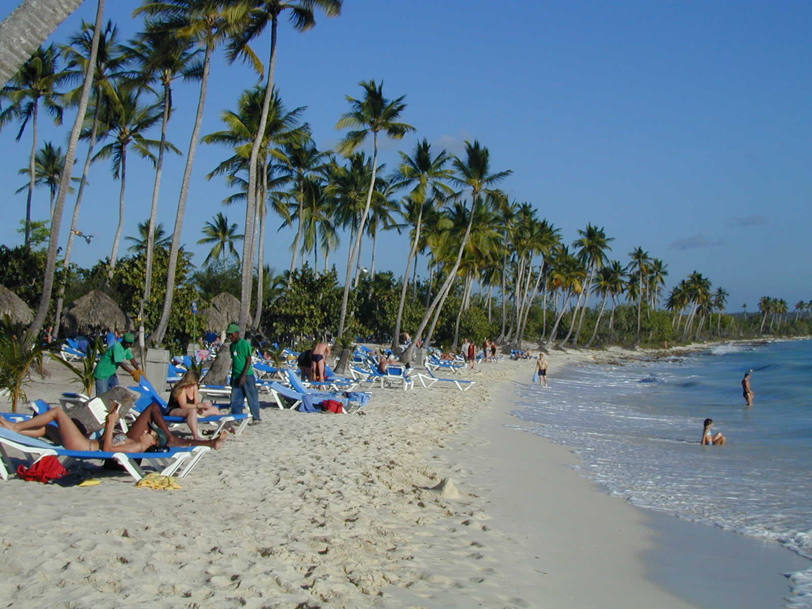 a very pretty beach with people on it