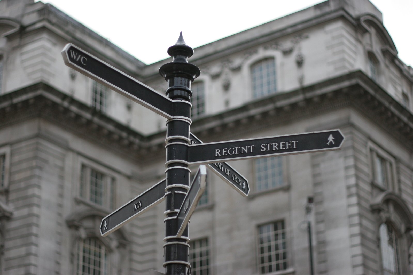 a sign in front of a building that says robert street