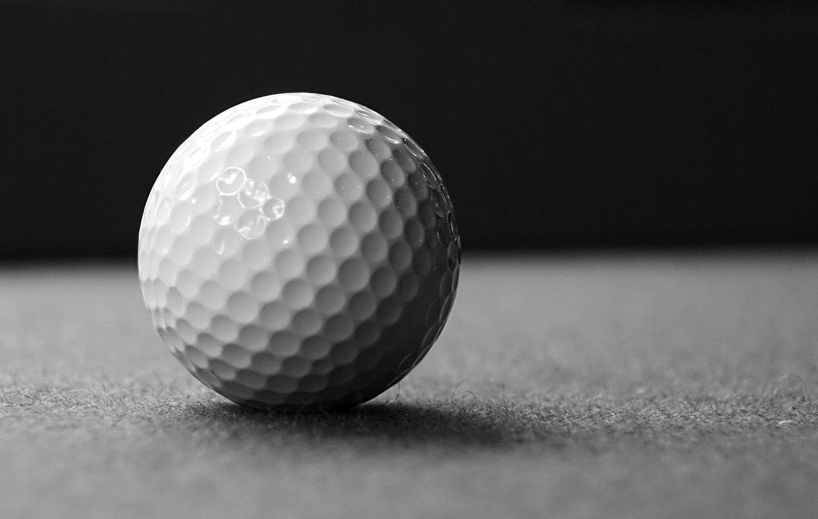 a black and white po of a golf ball