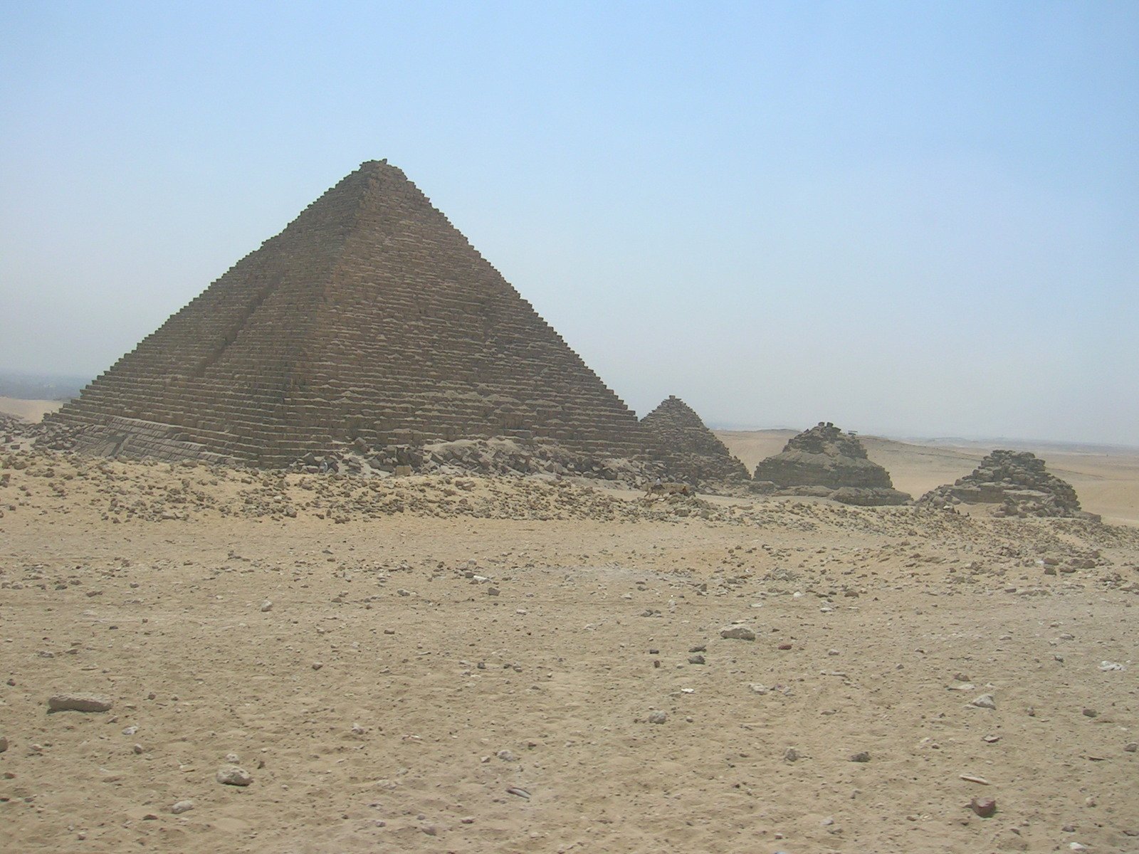 a very large pyramid sitting in the middle of a desert