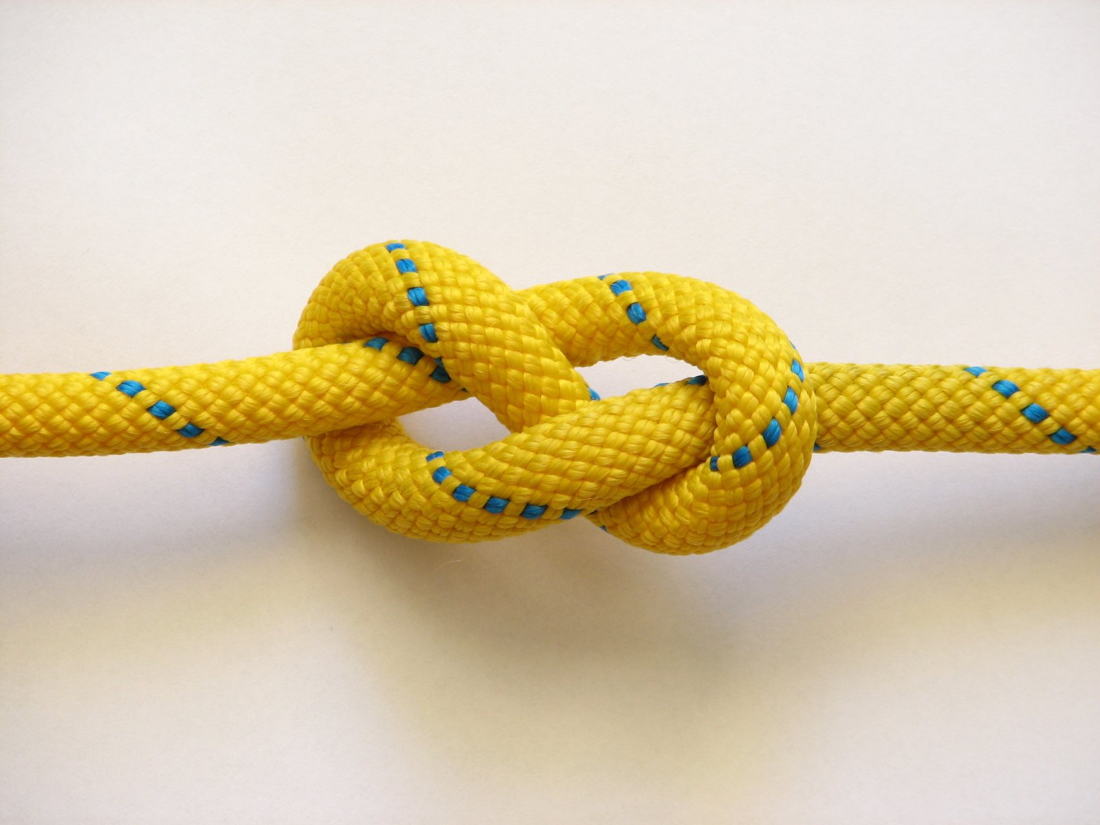 a rope is used as a tug knot to give the ropes the illusion