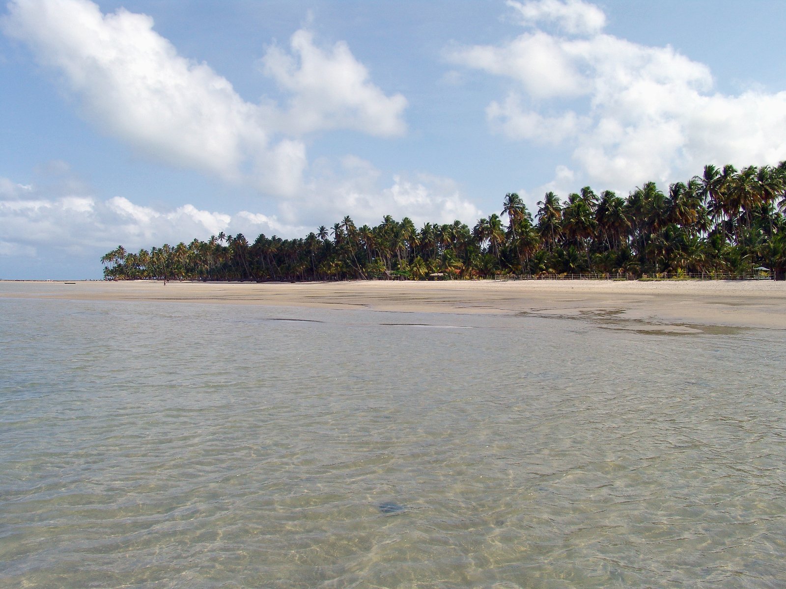 an ocean view from the bottom of a very shallow beach