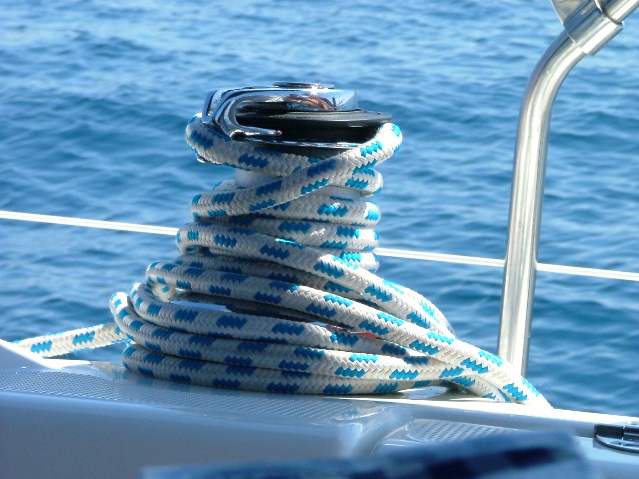 there is a rope tied to a pole on the boat