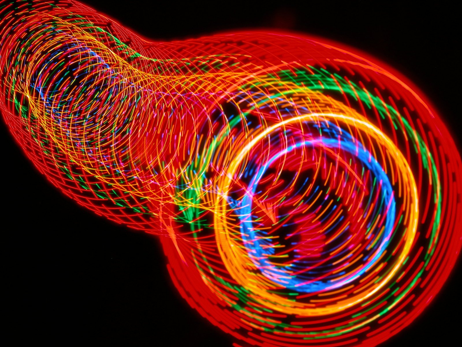 a blurry image of a frisbee that is spinning