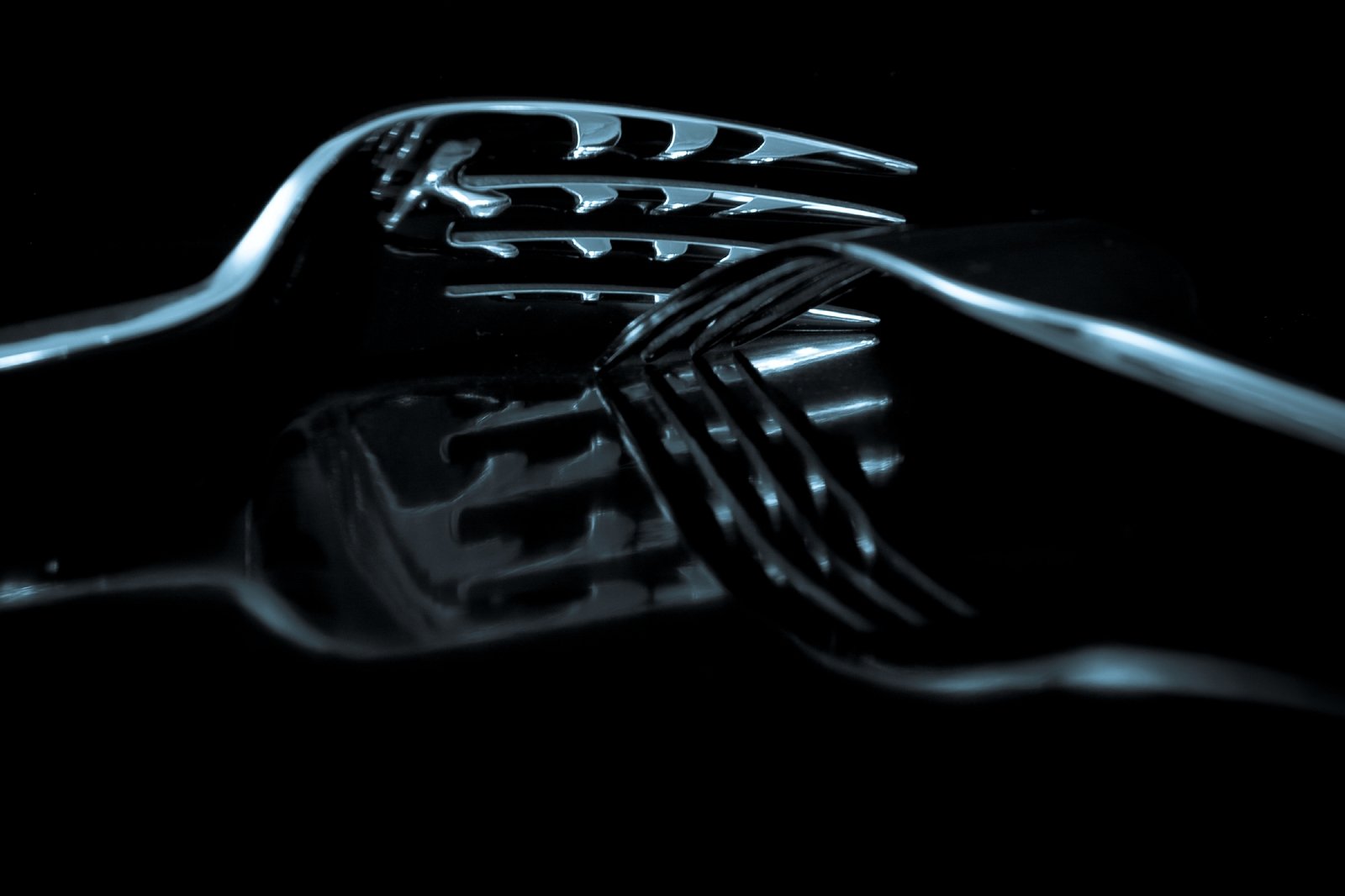 an empty fork is sitting in the dark