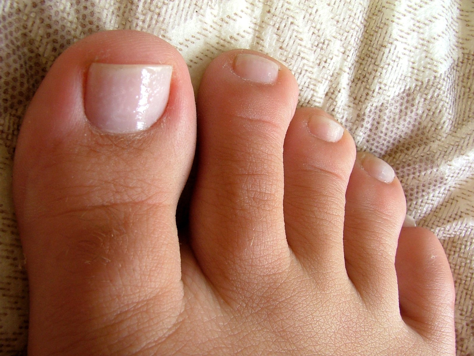 a picture of someones foot with a gel nail