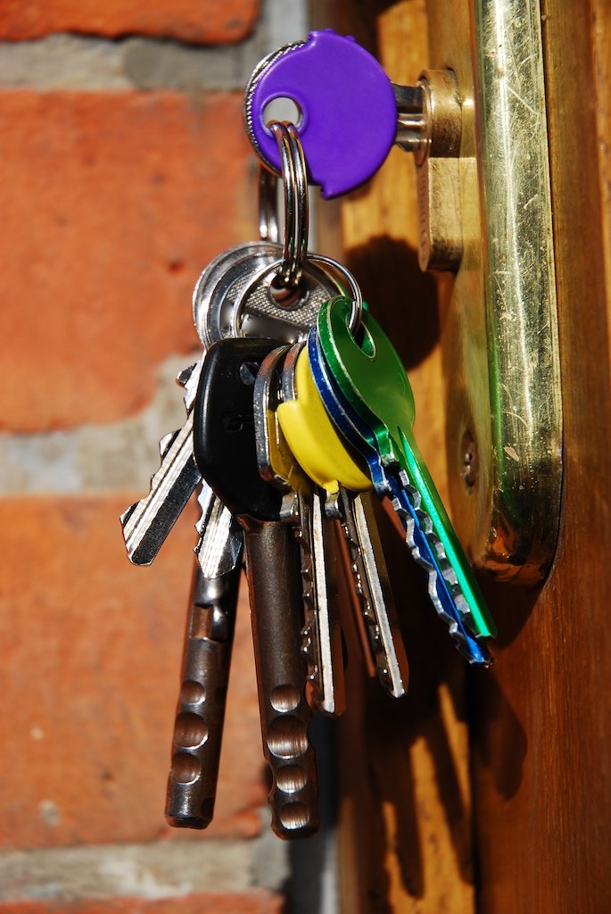 a bunch of keys are on the keys holder