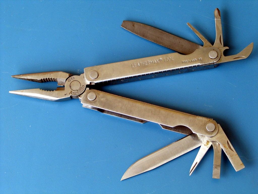 a multi tool with three different blades is shown on a table