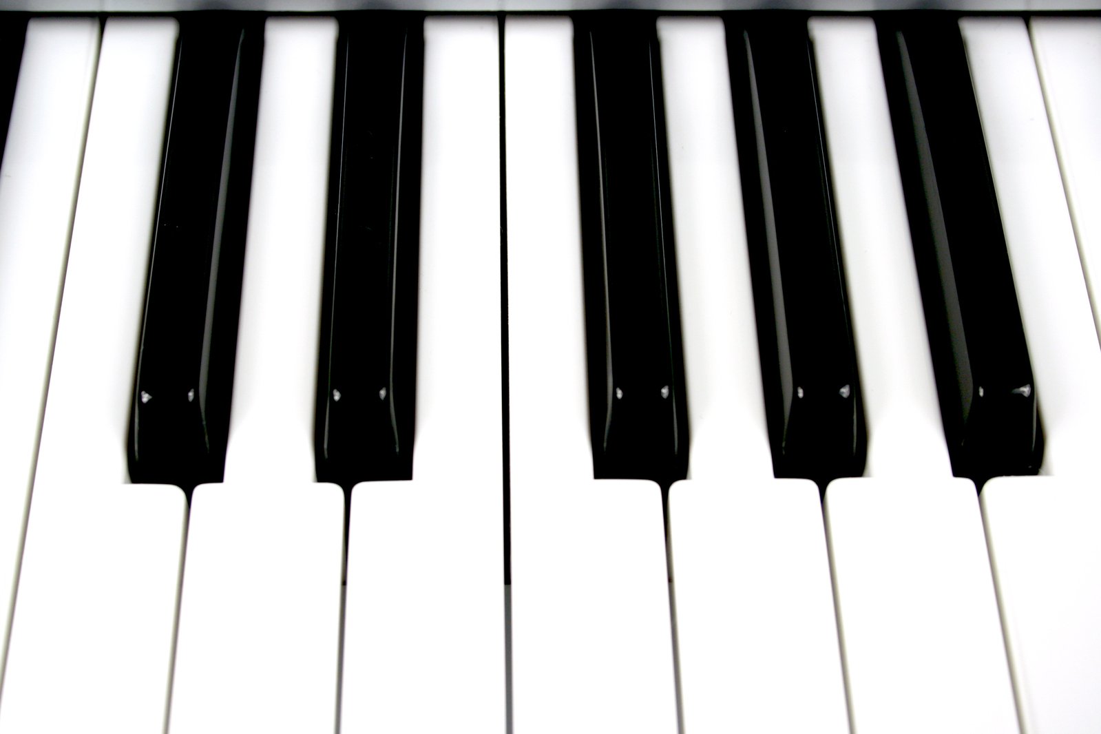 the keyboard of an electronic piano with black and white keys