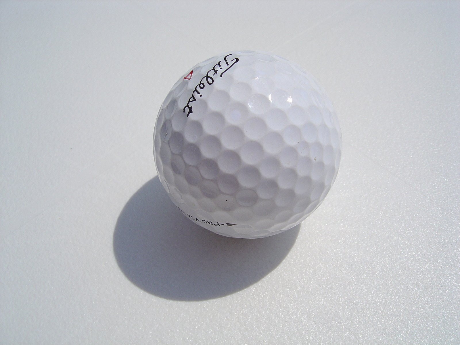 a golf ball that is sitting on the ground