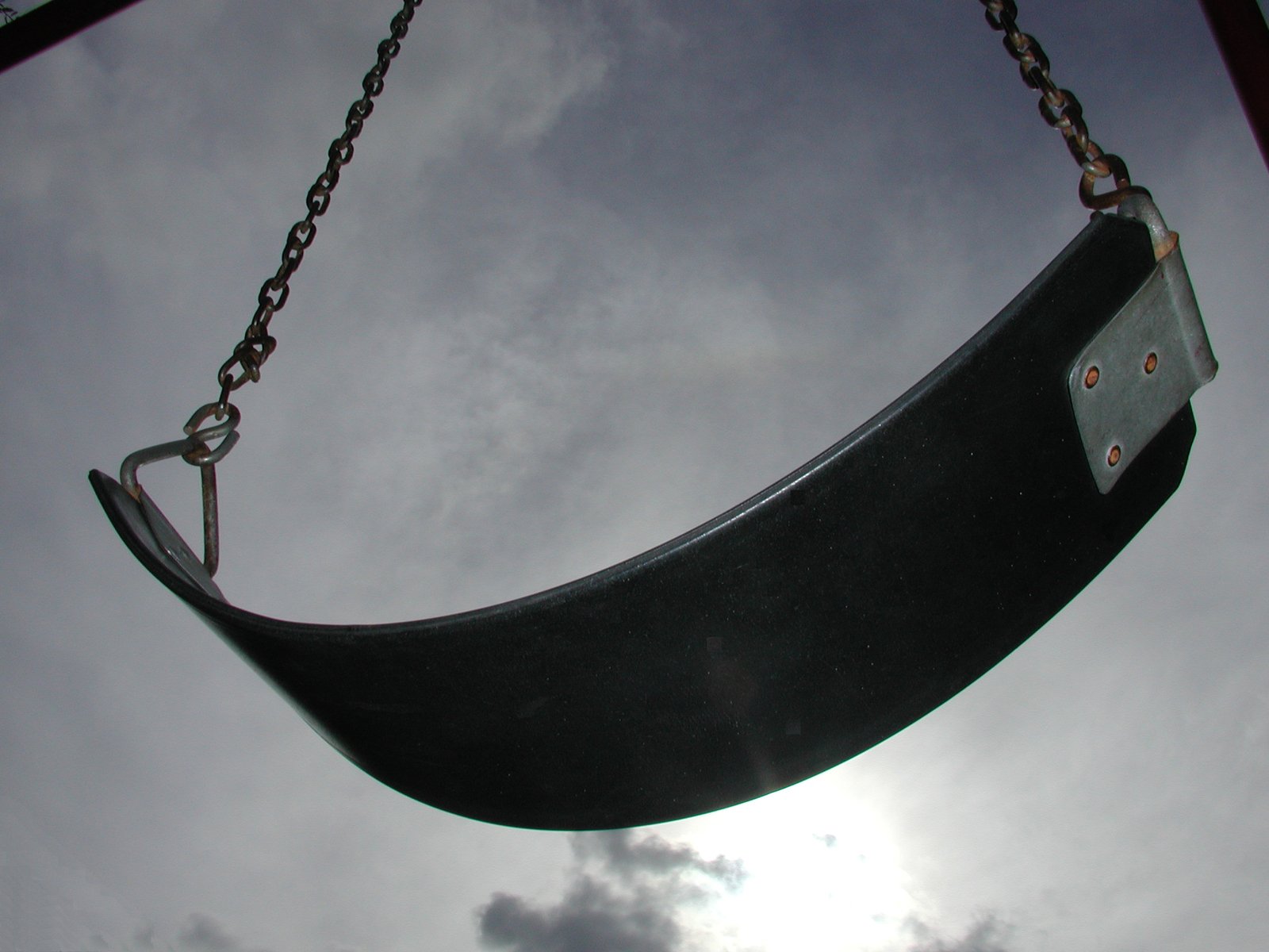 a chain hanging on the top of a swing