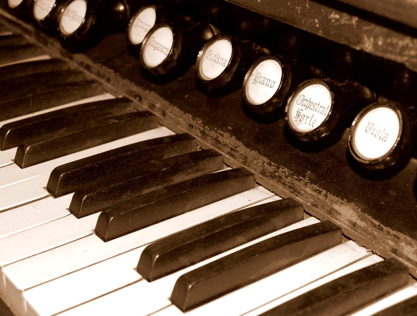 there is an old piano with many s