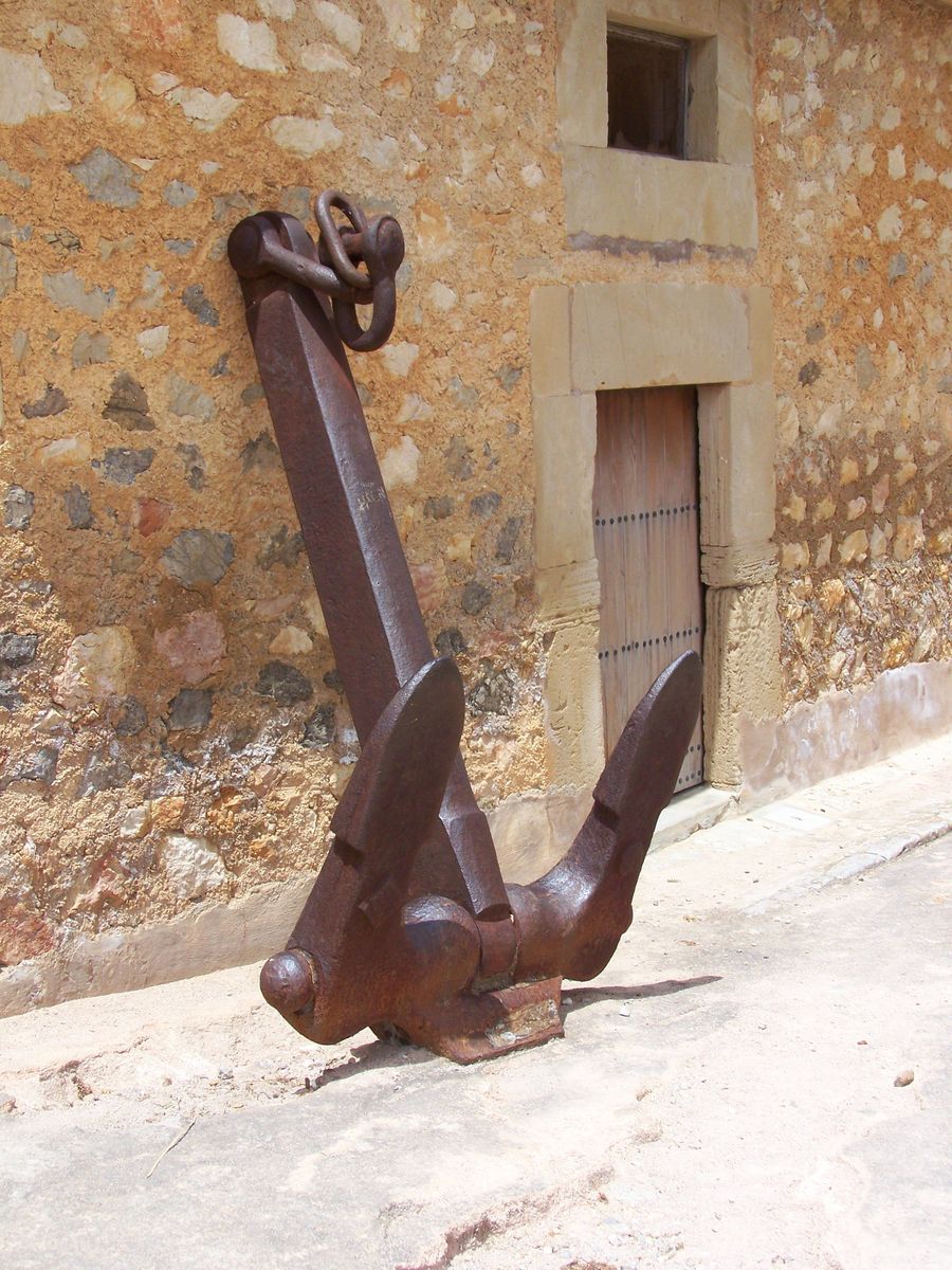 a sculpture is on a sidewalk near a building