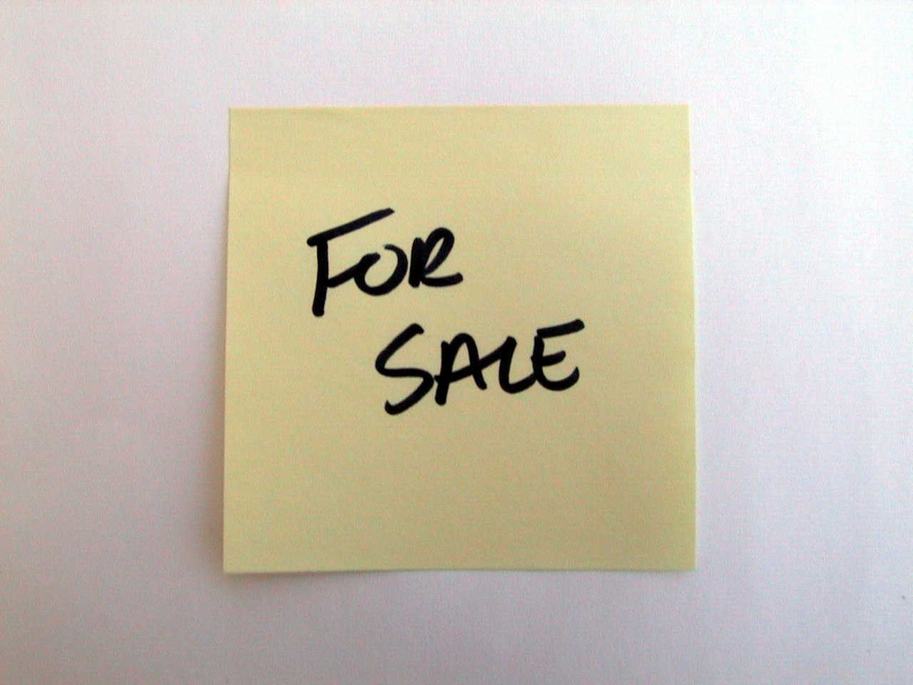 a yellow note that says toe sale written on it