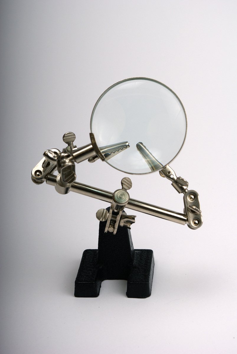 an adjustable magnifying glass is on a stand
